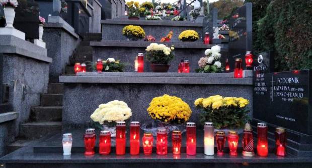 FOTO: Svi sveti na grobljima u Požegi, Velikoj i Stražemanu, 1.11.2020.