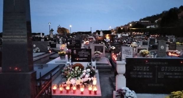 FOTO: Svi sveti na grobljima u Požegi, Velikoj i Stražemanu, 1.11.2020.