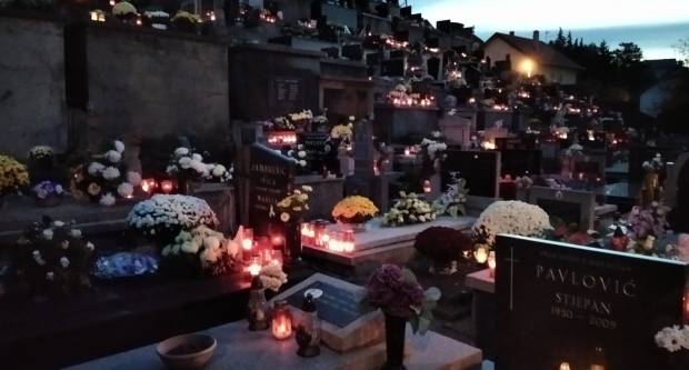 FOTO: Svi sveti na grobljima u Požegi, Velikoj i Stražemanu, 1.11.2020.