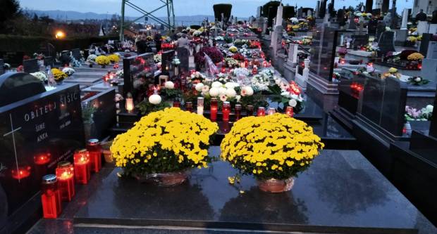 FOTO: Svi sveti na grobljima u Požegi, Velikoj i Stražemanu, 1.11.2020.