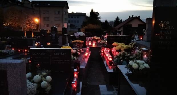 FOTO: Svi sveti na grobljima u Požegi, Velikoj i Stražemanu, 1.11.2020.