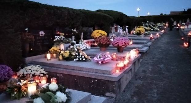 FOTO: Svi sveti na grobljima u Požegi, Velikoj i Stražemanu, 1.11.2020.
