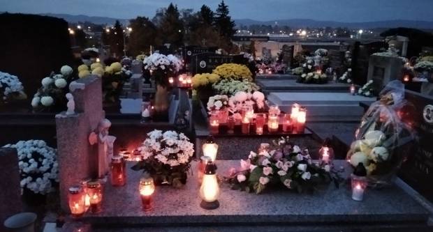 FOTO: Svi sveti na grobljima u Požegi, Velikoj i Stražemanu, 1.11.2020.