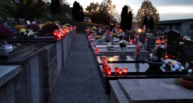 FOTO: Svi sveti na grobljima u Požegi, Velikoj i Stražemanu, 1.11.2020.