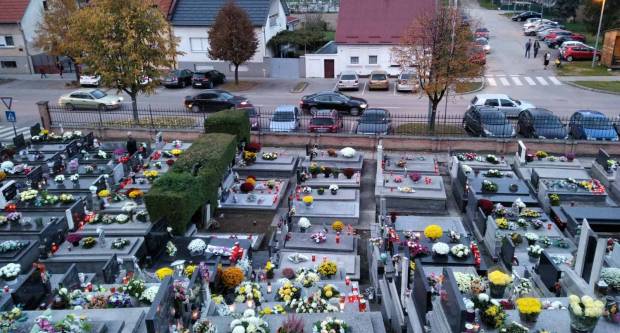 FOTO: Svi sveti na grobljima u Požegi, Velikoj i Stražemanu, 1.11.2020.