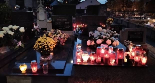 FOTO: Svi sveti na grobljima u Požegi, Velikoj i Stražemanu, 1.11.2020.