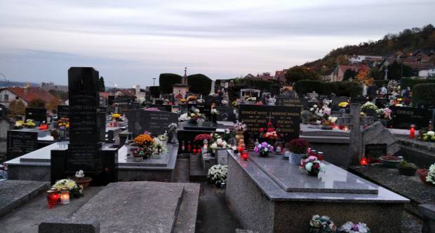 FOTO: Svi sveti na grobljima u Požegi, Velikoj i Stražemanu, 1.11.2020.