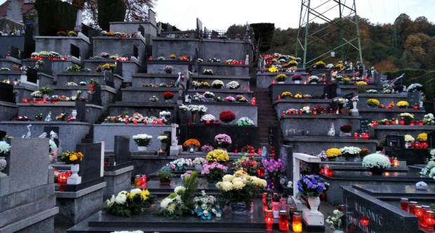 FOTO: Svi sveti na grobljima u Požegi, Velikoj i Stražemanu, 1.11.2020.