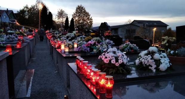 FOTO: Svi sveti na grobljima u Požegi, Velikoj i Stražemanu, 1.11.2020.