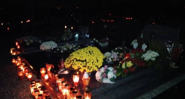 FOTO: Svi sveti na grobljima u Požegi, Velikoj i Stražemanu, 1.11.2020.