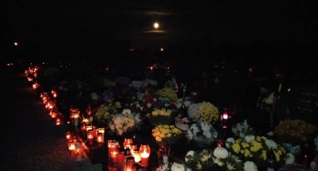 FOTO: Svi sveti na grobljima u Požegi, Velikoj i Stražemanu, 1.11.2020.