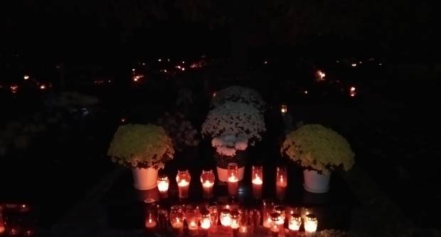 FOTO: Svi sveti na grobljima u Požegi, Velikoj i Stražemanu, 1.11.2020.