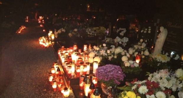 FOTO: Svi sveti na grobljima u Požegi, Velikoj i Stražemanu, 1.11.2020.