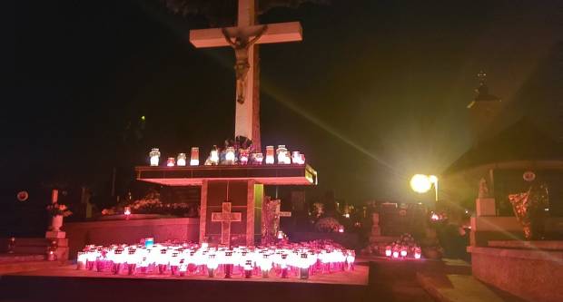 FOTO: Svi sveti na grobljima u Požegi, Velikoj i Stražemanu, 1.11.2020.