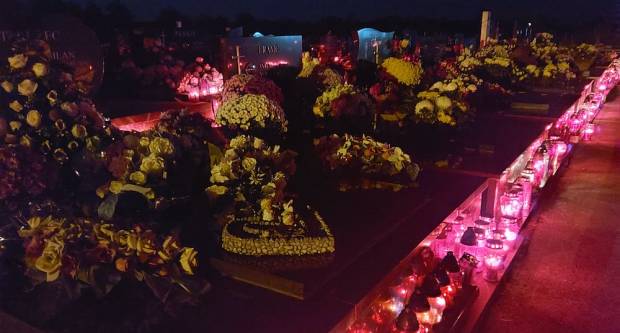 FOTO: Svi sveti na grobljima u Požegi, Velikoj i Stražemanu, 1.11.2020.