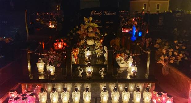 FOTO: Svi sveti na grobljima u Požegi, Velikoj i Stražemanu, 1.11.2020.