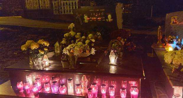 FOTO: Svi sveti na grobljima u Požegi, Velikoj i Stražemanu, 1.11.2020.