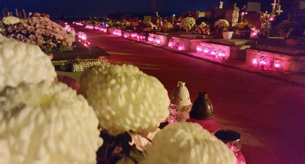 FOTO: Svi sveti na grobljima u Požegi, Velikoj i Stražemanu, 1.11.2020.