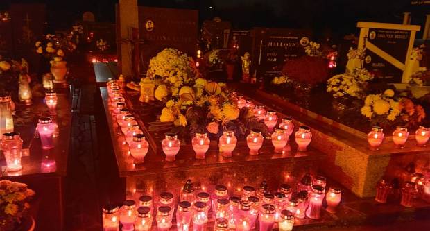 FOTO: Svi sveti na grobljima u Požegi, Velikoj i Stražemanu, 1.11.2020.