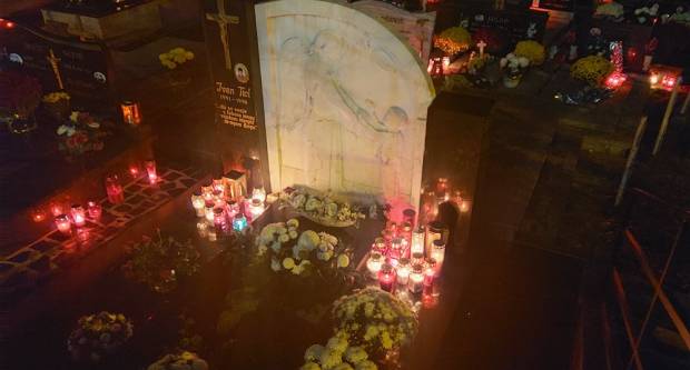 FOTO: Svi sveti na grobljima u Požegi, Velikoj i Stražemanu, 1.11.2020.