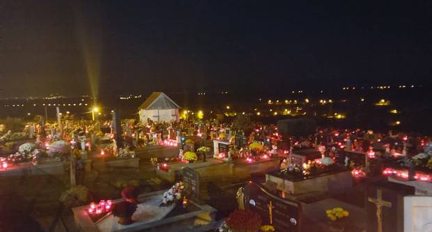 FOTO: Svi sveti na grobljima u Požegi, Velikoj i Stražemanu, 1.11.2020.