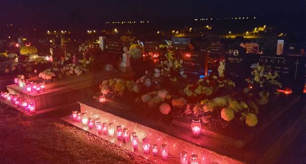 FOTO: Svi sveti na grobljima u Požegi, Velikoj i Stražemanu, 1.11.2020.