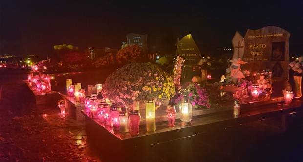 FOTO: Svi sveti na grobljima u Požegi, Velikoj i Stražemanu, 1.11.2020.