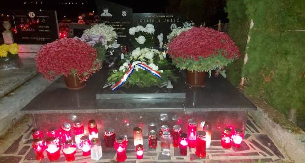 FOTO: Svi sveti na grobljima u Požegi, Velikoj i Stražemanu, 1.11.2020.