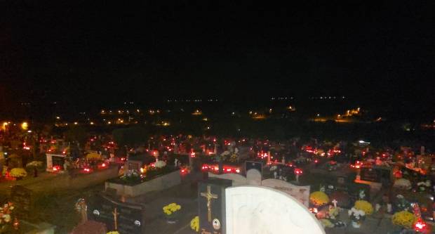 FOTO: Svi sveti na grobljima u Požegi, Velikoj i Stražemanu, 1.11.2020.