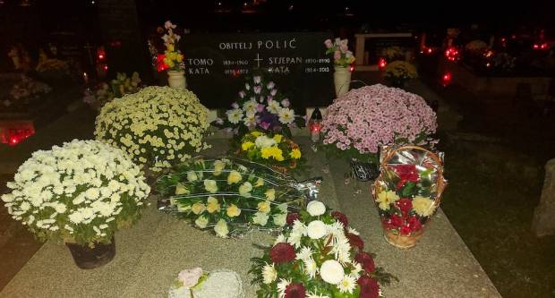 FOTO: Svi sveti na grobljima u Požegi, Velikoj i Stražemanu, 1.11.2020.