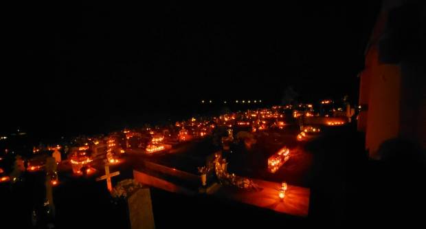 FOTO: Svi sveti na grobljima u Požegi, Velikoj i Stražemanu, 1.11.2020.