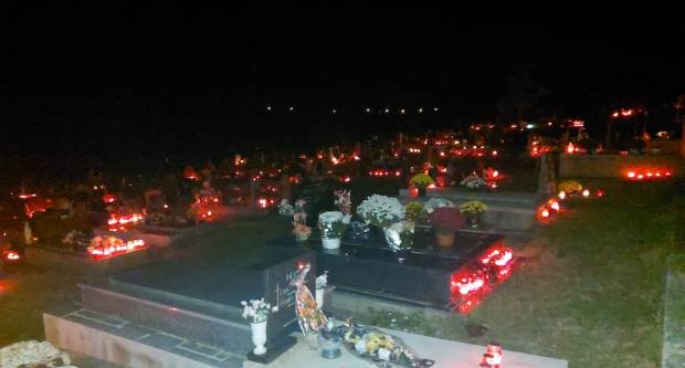 FOTO: Svi sveti na grobljima u Požegi, Velikoj i Stražemanu, 1.11.2020.