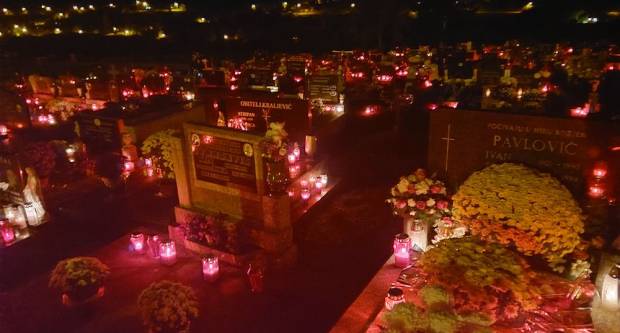 FOTO: Svi sveti na grobljima u Požegi, Velikoj i Stražemanu, 1.11.2020.