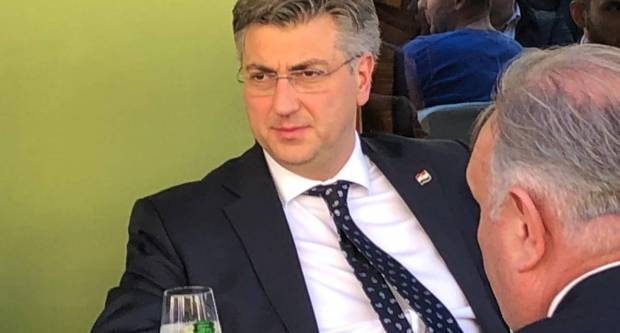 Plenković otkrio kada će cjepivo doći u Hrvatsku Plenković otkrio kada će cjepivo doći u Hrvatsku