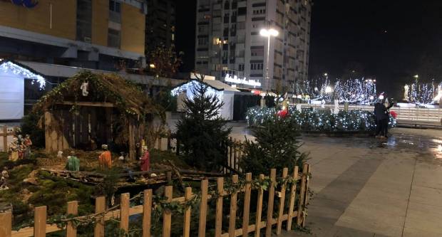 (VIDEO) Advent u centru Slavonskog Broda za vrijeme ʺmalog lockdownaʺ (VIDEO) Advent u centru Slavonskog Broda za vrijeme ʺmalog lockdownaʺ
