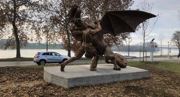 Brončana skulptura teška 2,5 tone od danas u Slavonskom Brodu