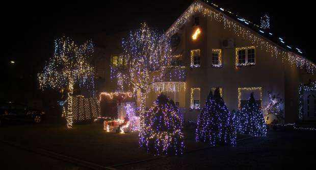 BOŽIĆNA BAJKA U SUSJEDSTVU: Obitelj Marijić stvorila je tradiciju uređenja svoje kuće s velikim brojem lampica