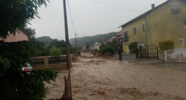 Apokaliptični prizori Požeštine : grad pun blata, mulja i smeća
