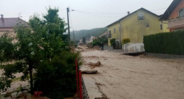 Apokaliptični prizori Požeštine : grad pun blata, mulja i smeća