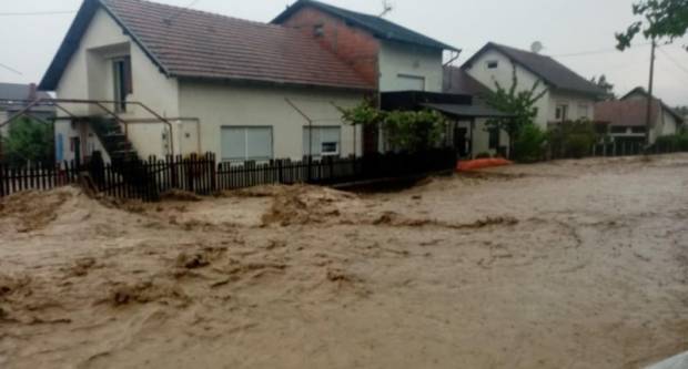 Apokaliptični prizori Požeštine : grad pun blata, mulja i smeća