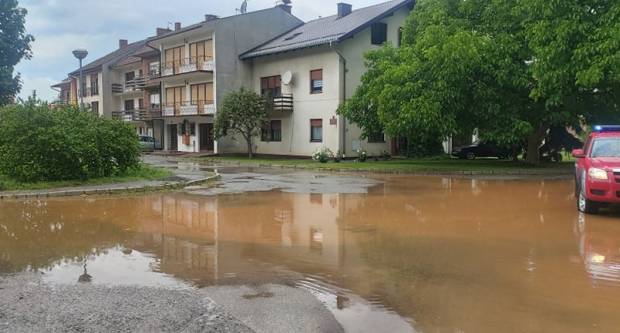 Apokaliptični prizori Požeštine : grad pun blata, mulja i smeća