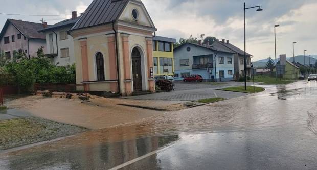 Apokaliptični prizori Požeštine : grad pun blata, mulja i smeća