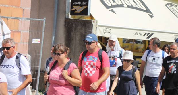 FOTO: Hodočasnici pješaci krenuli u Voćinsko svetište
