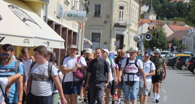 FOTO: Hodočasnici pješaci krenuli u Voćinsko svetište
