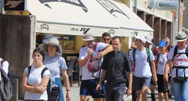 FOTO: Hodočasnici pješaci krenuli u Voćinsko svetište