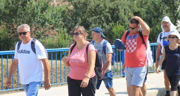 FOTO: Hodočasnici pješaci krenuli u Voćinsko svetište