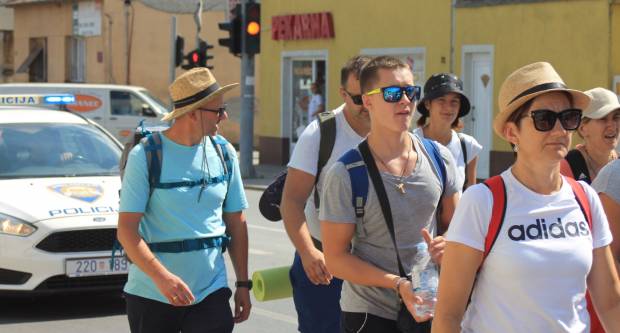 FOTO: Hodočasnici pješaci krenuli u Voćinsko svetište