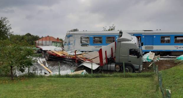 UPRAVO: Vlak udario u kamion, policija na terenu