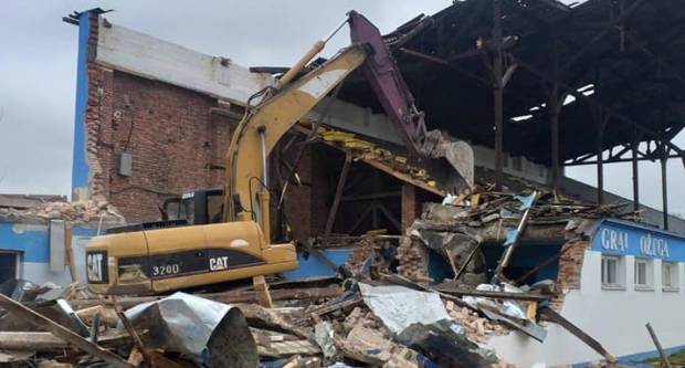 U tijeku je rušenje tribine na stadionu NK Slavonije u Požegi