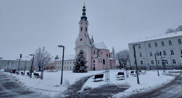 Snježna čarolija u gradu: Prvi snijeg zabijelio Požegu